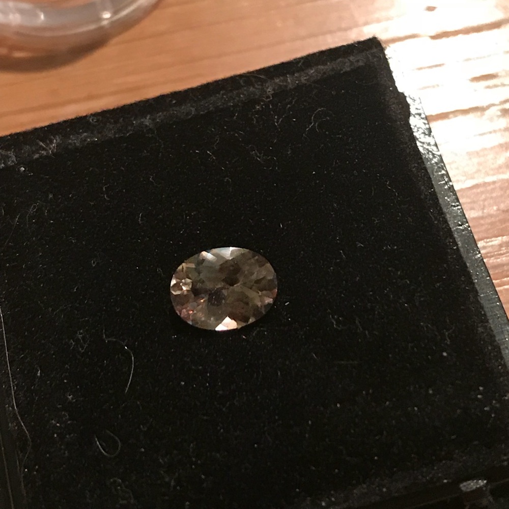 Zultinite color change stone